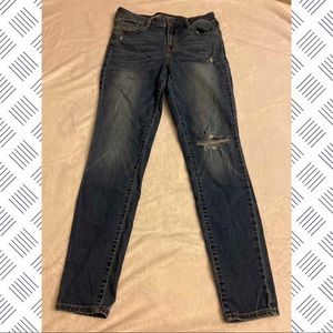 ‼️LAST CHANCE‼️ Distressed mid-rise rockstar jeans